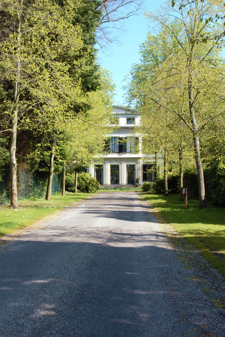 De oprijlaan naar Villa Hartenlust